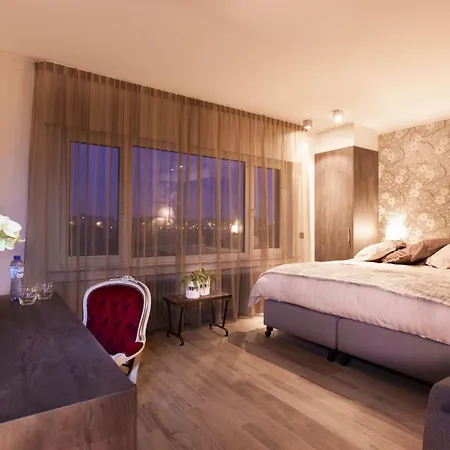 In Front Of The Sea With Natural Swimming Pond 펜션 오스텐드