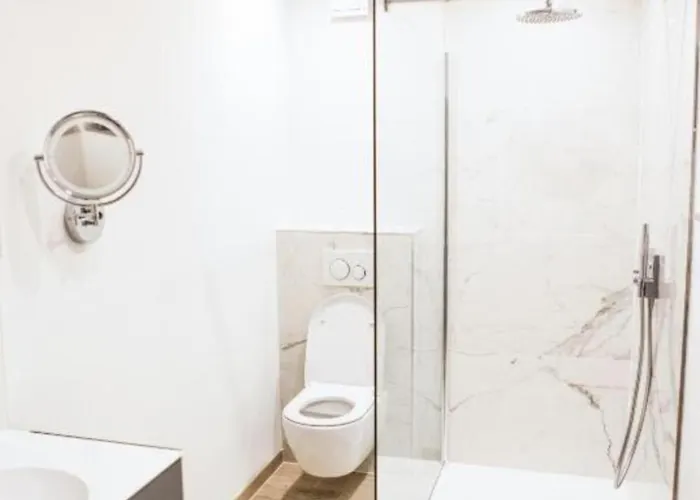 In Front Of The Sea With Natural Swimming Pond 度假居